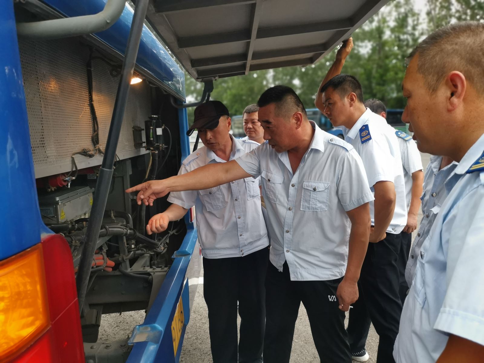 公交集團(tuán)公交事業(yè)一部對(duì)駕駛員做好純電動(dòng)車夏季防汛培訓(xùn)